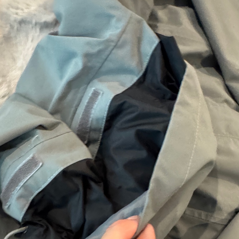 Woman’s North Face rain Jacket - Picture 3 of 14